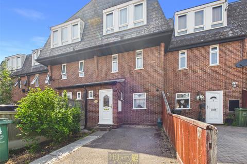 3 bed property, in Mellow Purgess Close, £275,000