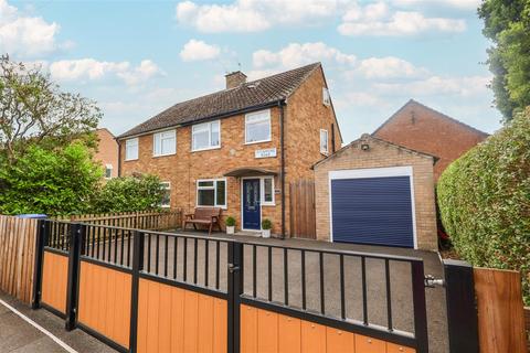3 bed property, in Sycamore Road, £285,000