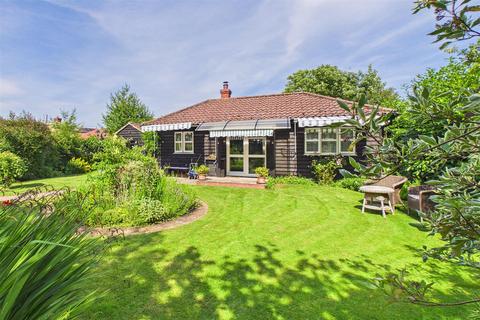 1 bed property, in Church Lane, £200,000