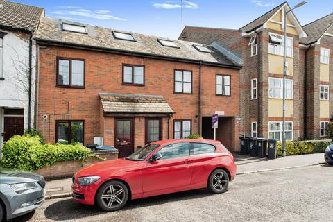 1 bed property, in Queens Road, £100,000