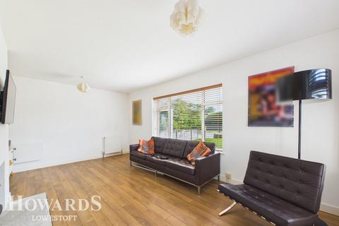 2 bed property, in Field Lane, £230,000