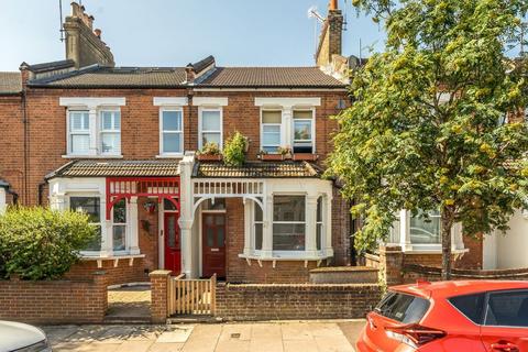 2 bed property, in Macoma Road, £220,000