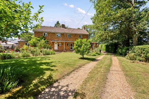 3 bed property, in Pinford End, £270,000