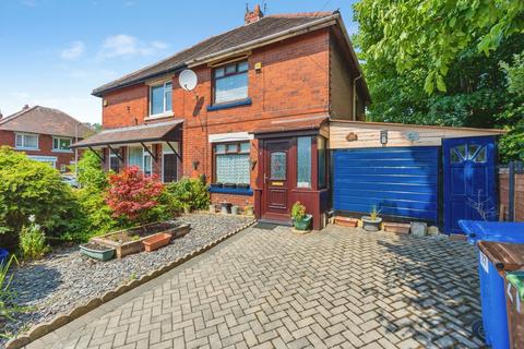 2 bed property, in Turncroft Lane, £155,000