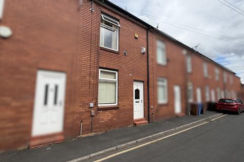 2 bed property, in Bolton Street, £200,000