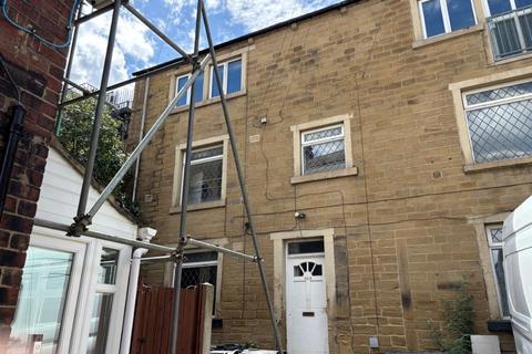 2 bed property, in Queen Street, £75,000