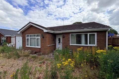2 bed property, in St. Polycarps Drive, £150,000
