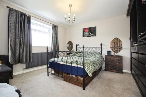 3 bed property, in Alderton Crescent, £225,000
