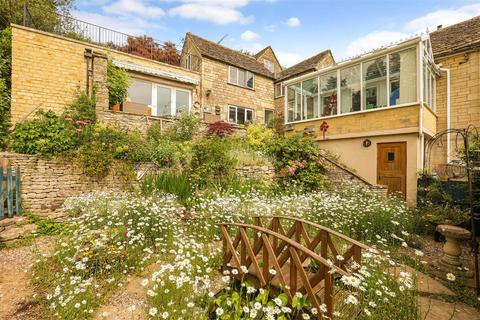 4 bed property, in Houndscroft, £825,000