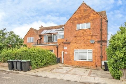 1 bed property, in Blenheim Drive, £150,000