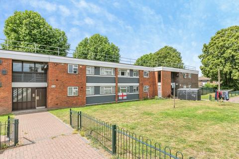 2 bed property, in Canfield Road, £230,000