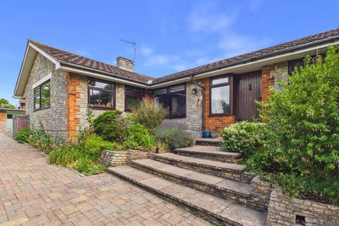 4 bed property, in New Road, £625,000