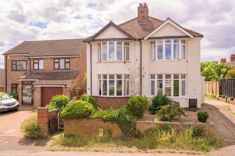 3 bed property, in High Hill Avenue, £220,000