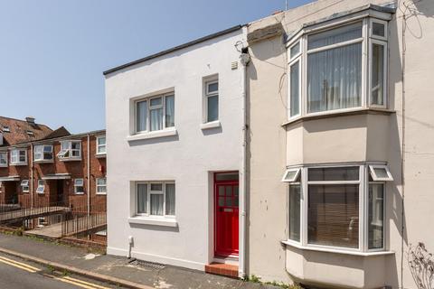 2 bed property, in Centurion Road, £525,000