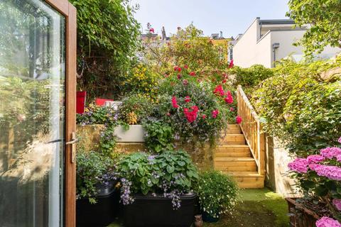 2 bed property, in Centurion Road, £525,000