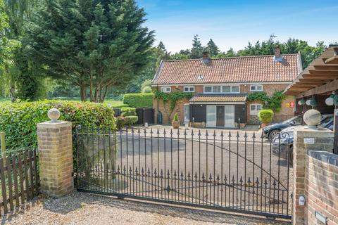 7 bed property, in Beccles Road, £850,000