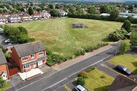 5 bed property, in Byron Place, £310,000