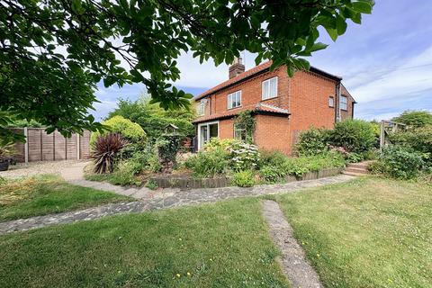3 bed property, in Acle, £350,000