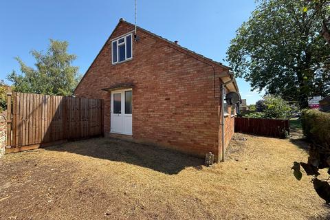 2 bed property, in Mulberry Close, £200,000