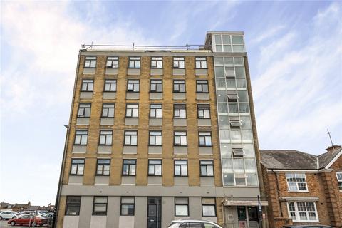1 bed property, in Buckingham Street, £160,000
