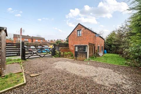 2 bed property, in Westfield Walk, £220,000