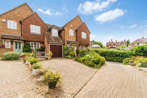 4 bed property, in Little Common Lane, £648,000