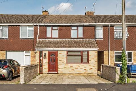 3 bed property, in Kendall Crescent, £425,000