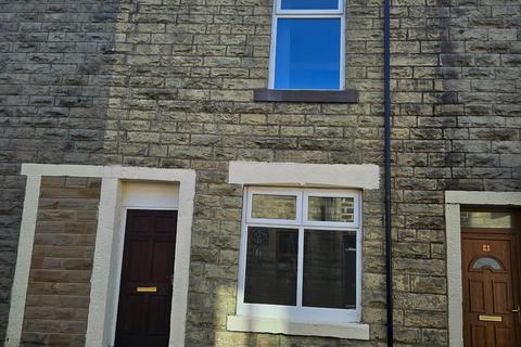 2 bed property, in Commercial Street, £115,000