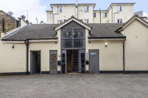 18 bed property, in High Street, £2,750,000