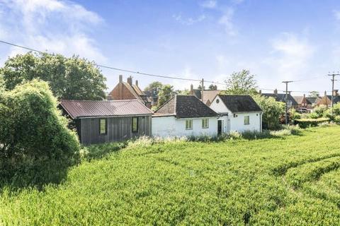 2 bed property, in Crowell Road, £300,000