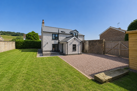 3 bed property, in High Street, £300,000