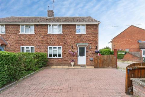 3 bed property, in High Street, £225,000