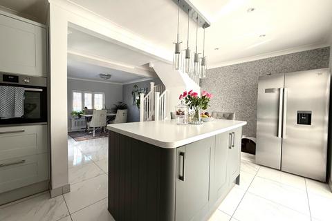 3 bed property, in Wingletye Lane, £600,000