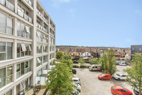 2 bed property, in Skypark Road, £235,000