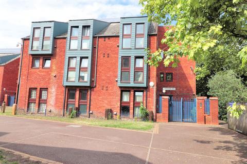 2 bed property, in Wycliffe End, £90,000