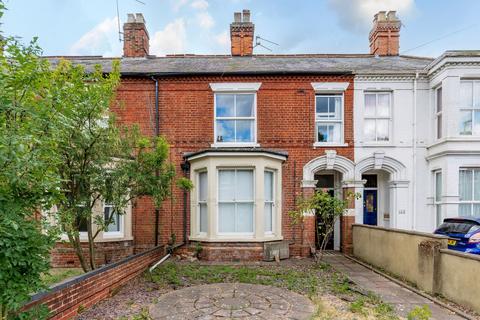 2 bed property, in Earlham Road, £200,000