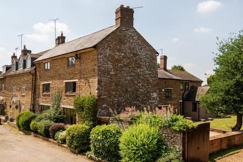 5 bed property, in Middleton Cheney, £700,000