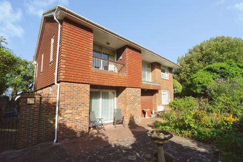 5 bed property, in Dukes Drive, £875,000