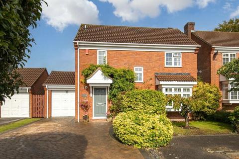 4 bed property, in Hanworth Close, £475,000