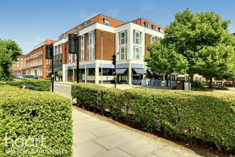1 bed property, in Parkway, £250,000