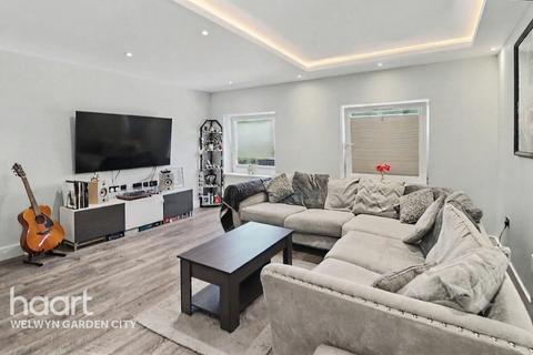 1 bed property, in Parkway, £250,000