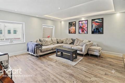 1 bed property, in Parkway, £250,000