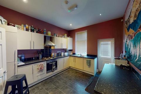 5 bed property, in Travis Place, £300,000