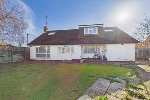 5 bed property, in Lawn Lane, £450,000