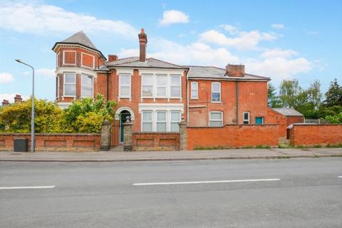 2 bed property, in Norwich Road, £200,000