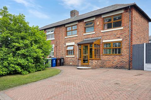3 bed property, in Sale Lane, £275,000