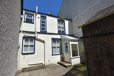 3 bed property, in Fountain Street, £275,000