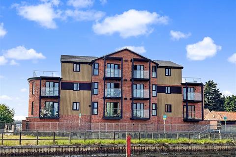 2 bed property, in Sidegate Road, £150,000