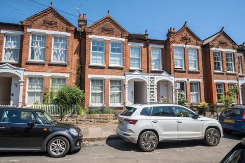 2 bed property, in North Avenue, £725,000
