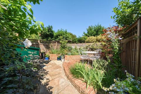 2 bed property, in North Avenue, £750,000